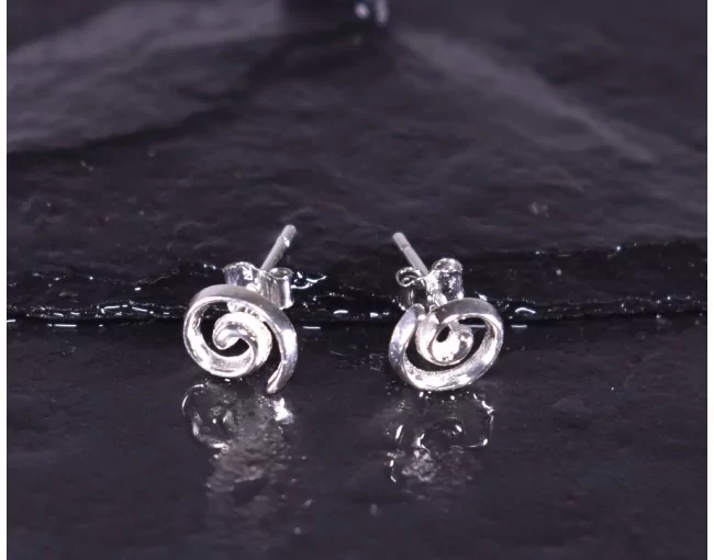 Glänzender Silberohrstecker spiralförmig