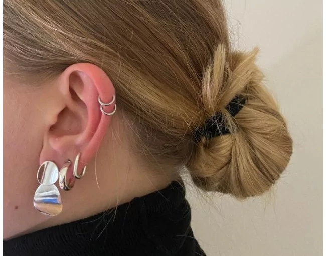 Glänzender Silberohrstecker spiralförmig