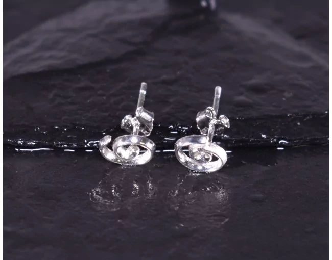 Glänzender Silberohrstecker spiralförmig