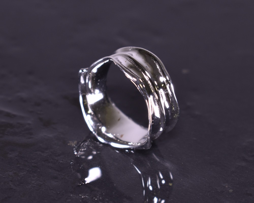 Glänzender Silberring mit schwungvollem Design