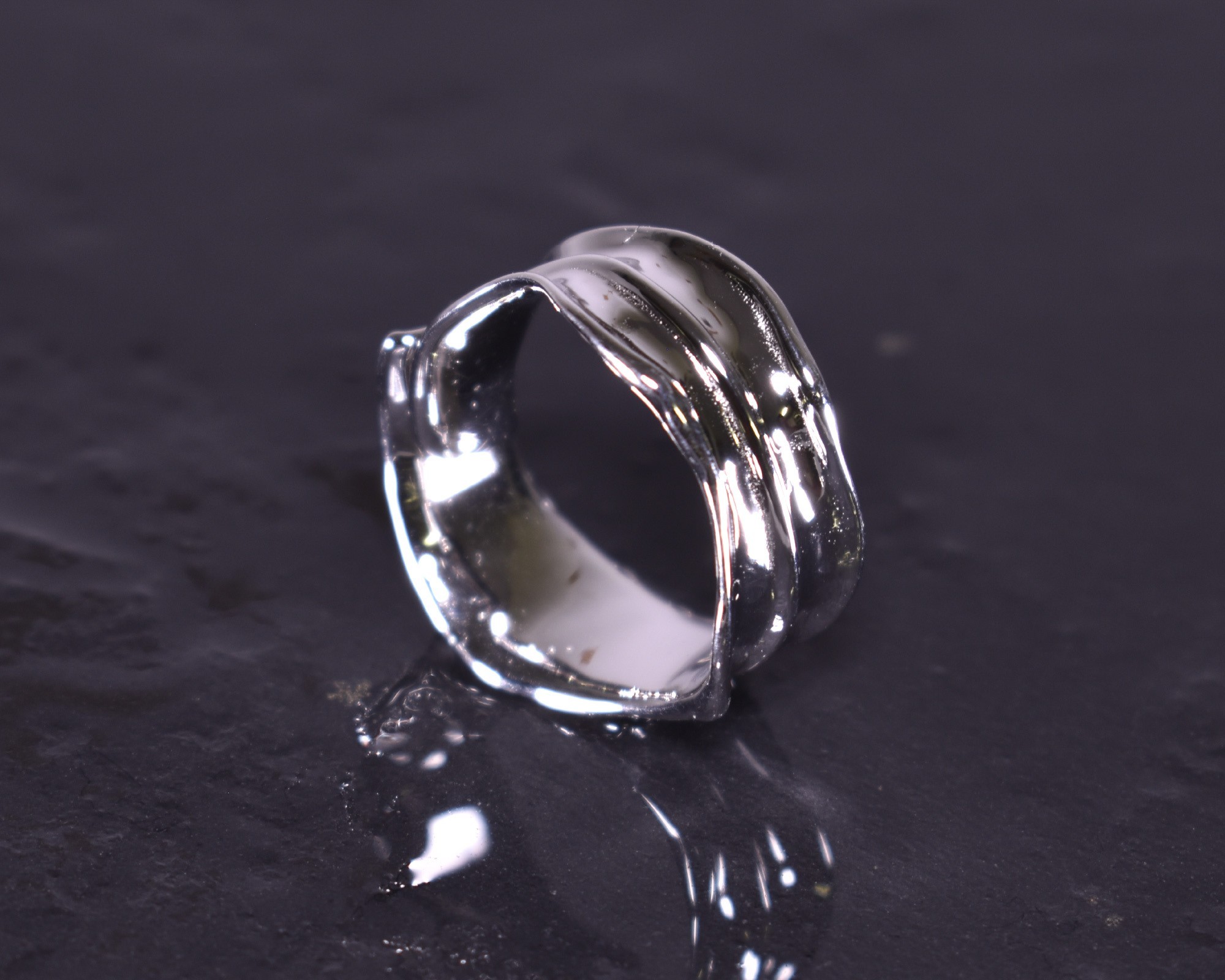 Glänzender Silberring mit schwungvollem Design Glänzender Silberring mit schwungvollem Design