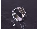 Glänzender Silberring mit schwungvollem Design