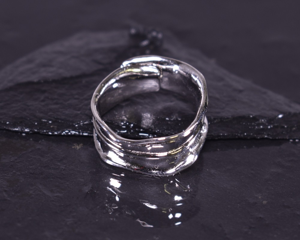 Glänzender Silberring mit schwungvollem Design