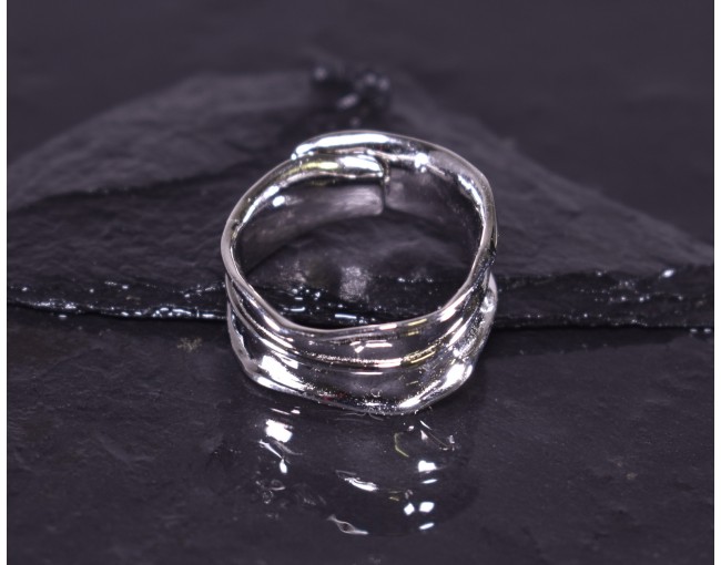 Glänzender Silberring mit schwungvollem Design