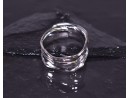 Glänzender Silberring mit schwungvollem Design