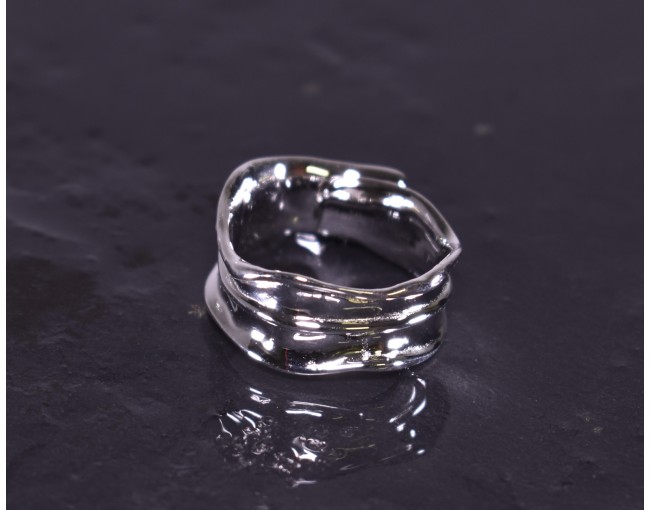 Glänzender Silberring mit schwungvollem Design