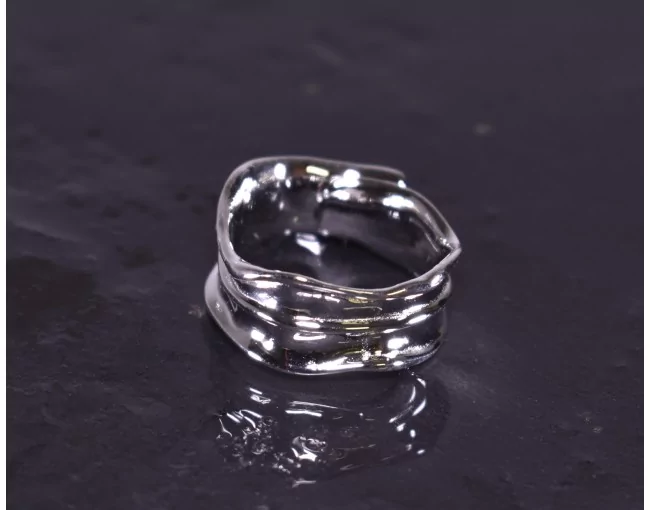 Glänzender Silberring mit schwungvollem Design