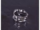 Glänzender Silberring mit schwungvollem Design