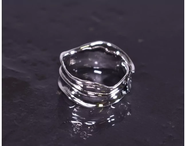 Glänzender Silberring mit schwungvollem Design