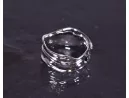 Glänzender Silberring mit schwungvollem Design