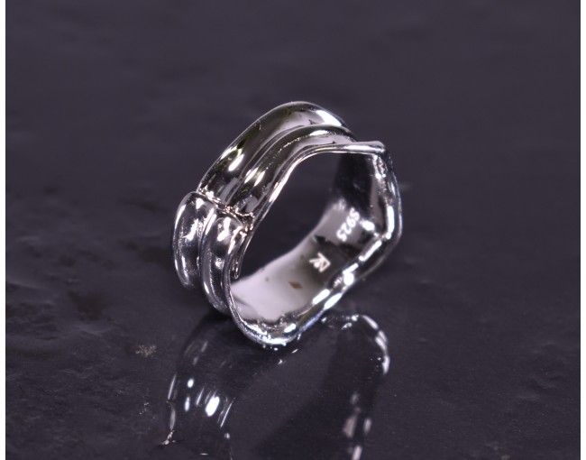 Glänzender Silberring mit schwungvollem Design