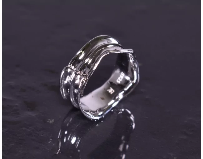 Glänzender Silberring mit schwungvollem Design