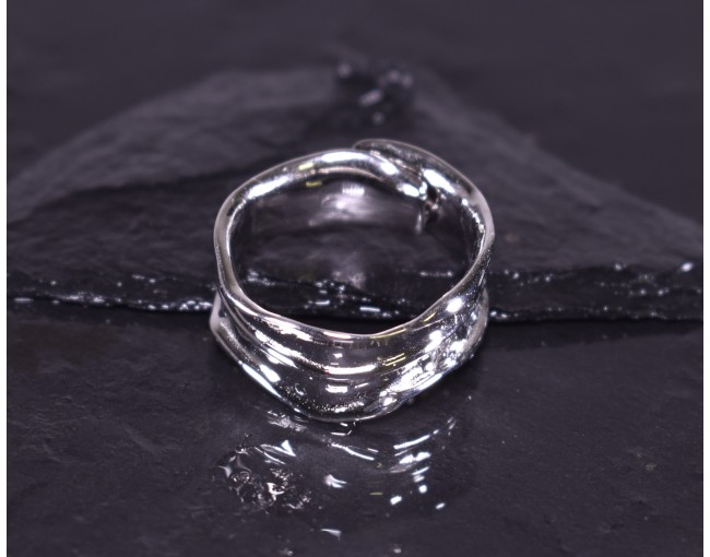 Glänzender Silberring mit schwungvollem Design