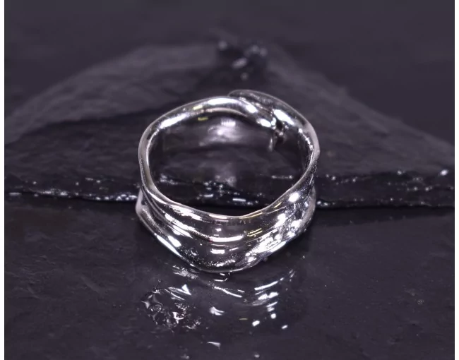 Glänzender Silberring mit schwungvollem Design