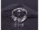 Glänzender Silberring mit schwungvollem Design