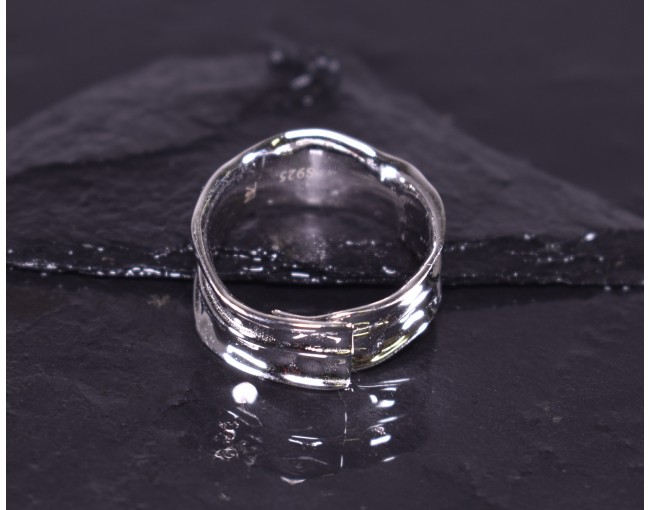 Glänzender Silberring mit schwungvollem Design