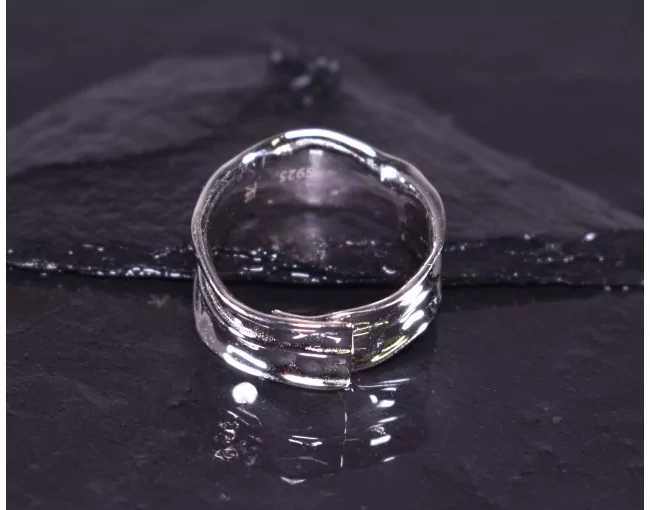 Glänzender Silberring mit schwungvollem Design