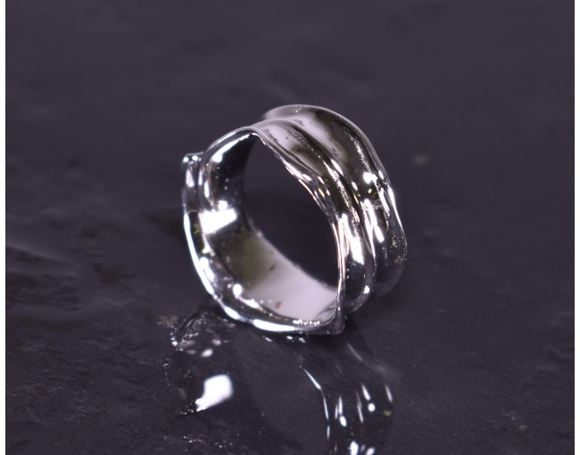 Glänzender Silberring mit schwungvollem Design