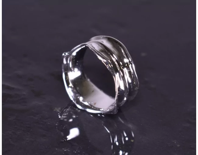 Glänzender Silberring mit schwungvollem Design
