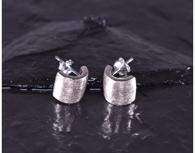Grosse gebürstete Silberohrstecker
