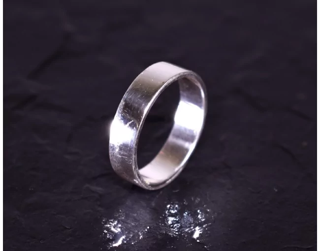 Klassischer Silberring mit glattpolierte Oberfläche