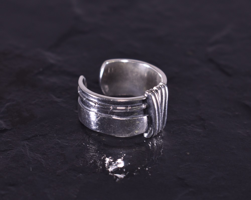 Kontrastreicher Silberring im Vintage Style