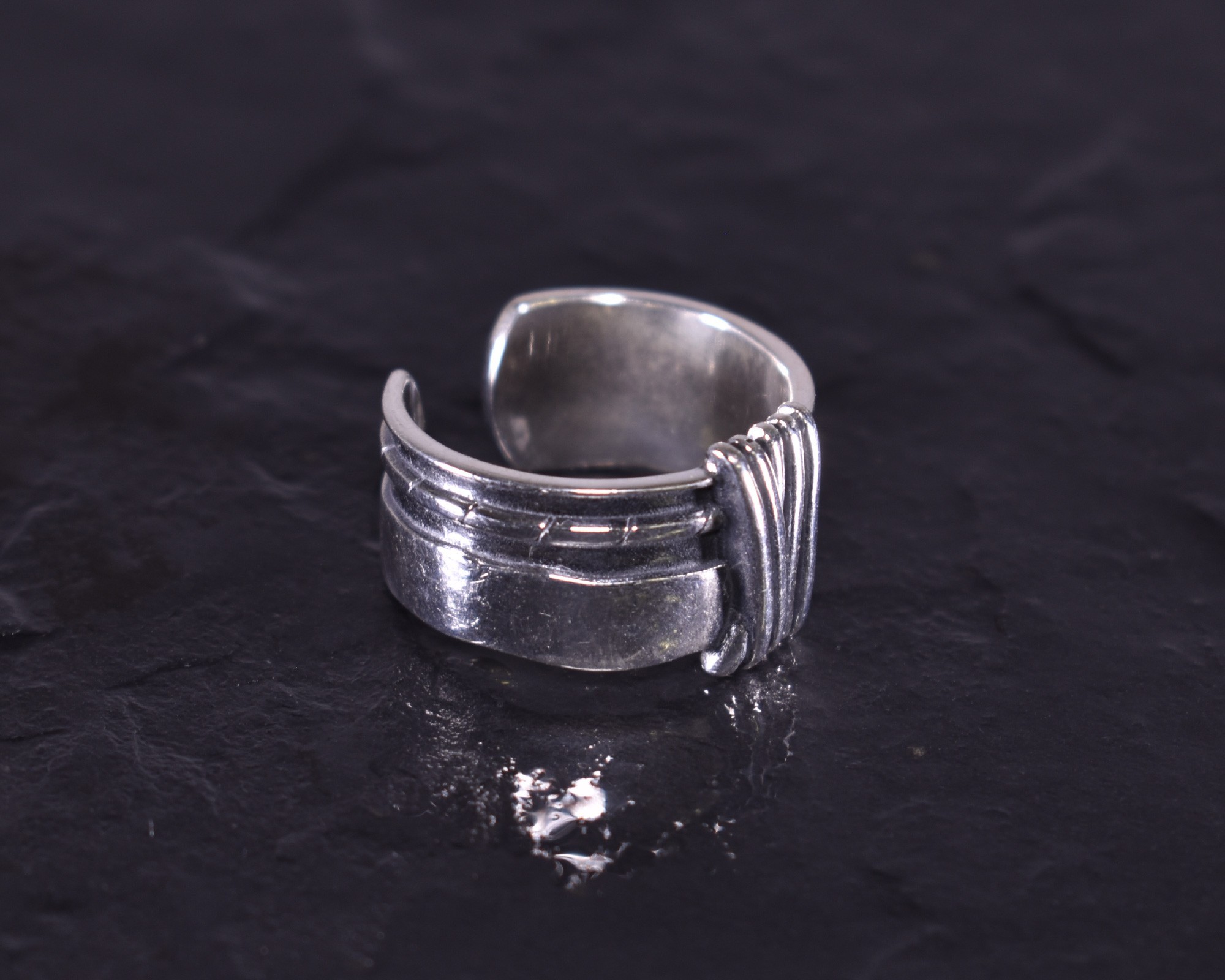 Kontrastreicher Silberring im Vintage Style Kontrastreicher Silberring im Vintage Style