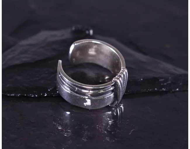 Kontrastreicher Silberring im Vintage Style