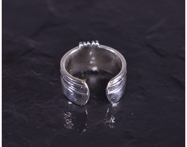 Kontrastreicher Silberring im Vintage Style