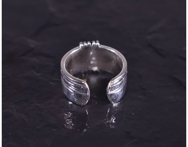 Kontrastreicher Silberring im Vintage Style