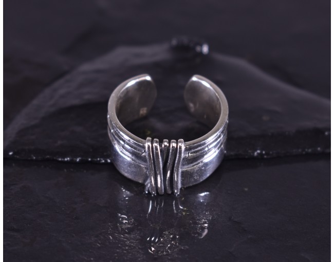 Kontrastreicher Silberring im Vintage Style