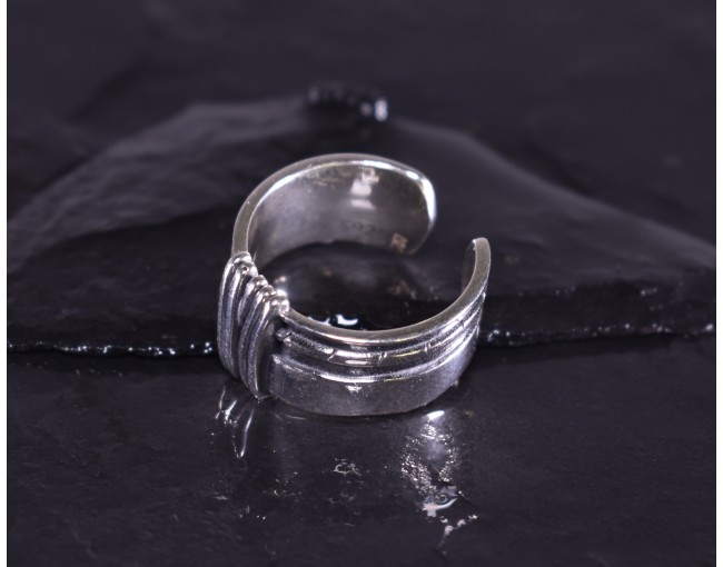 Kontrastreicher Silberring im Vintage Style