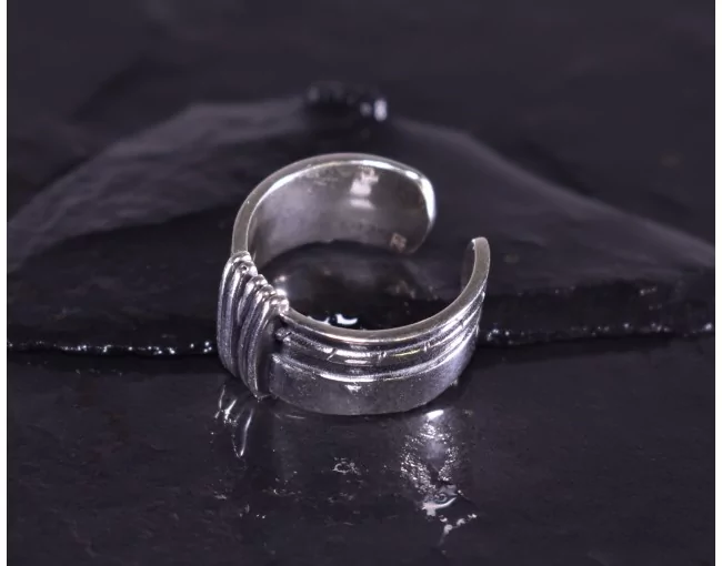 Kontrastreicher Silberring im Vintage Style