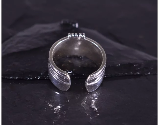 Kontrastreicher Silberring im Vintage Style