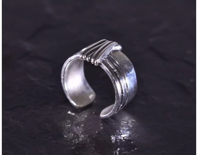 Kontrastreicher Silberring im Vintage Style