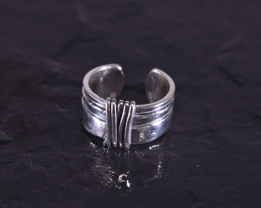 Kontrastreicher Silberring im Vintage Style