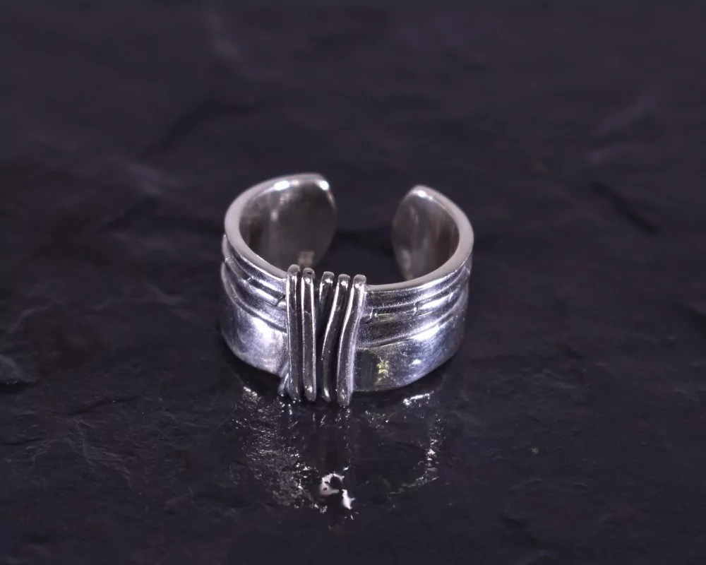 Kontrastreicher Silberring im Vintage Style