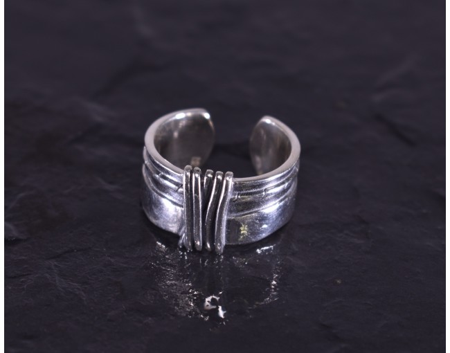 Kontrastreicher Silberring im Vintage Style