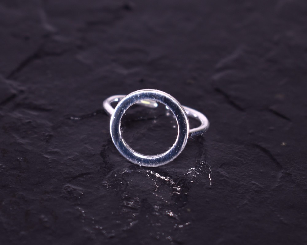 Kreisförmiger Silberring offen