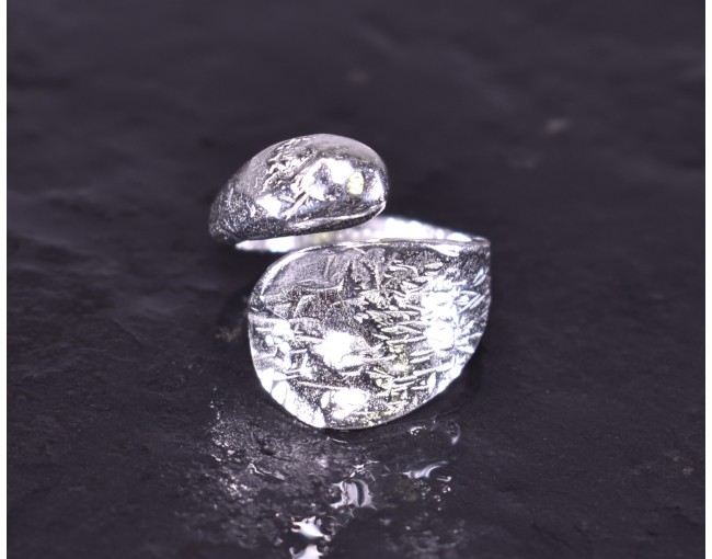 Kunstvoll gestalteter Silberring offen