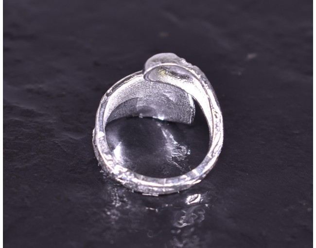 Kunstvoll gestalteter Silberring offen