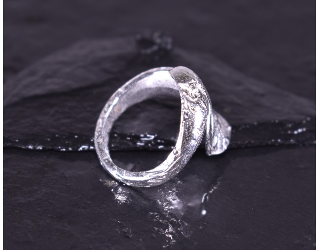 Kunstvoll gestalteter Silberring offen
