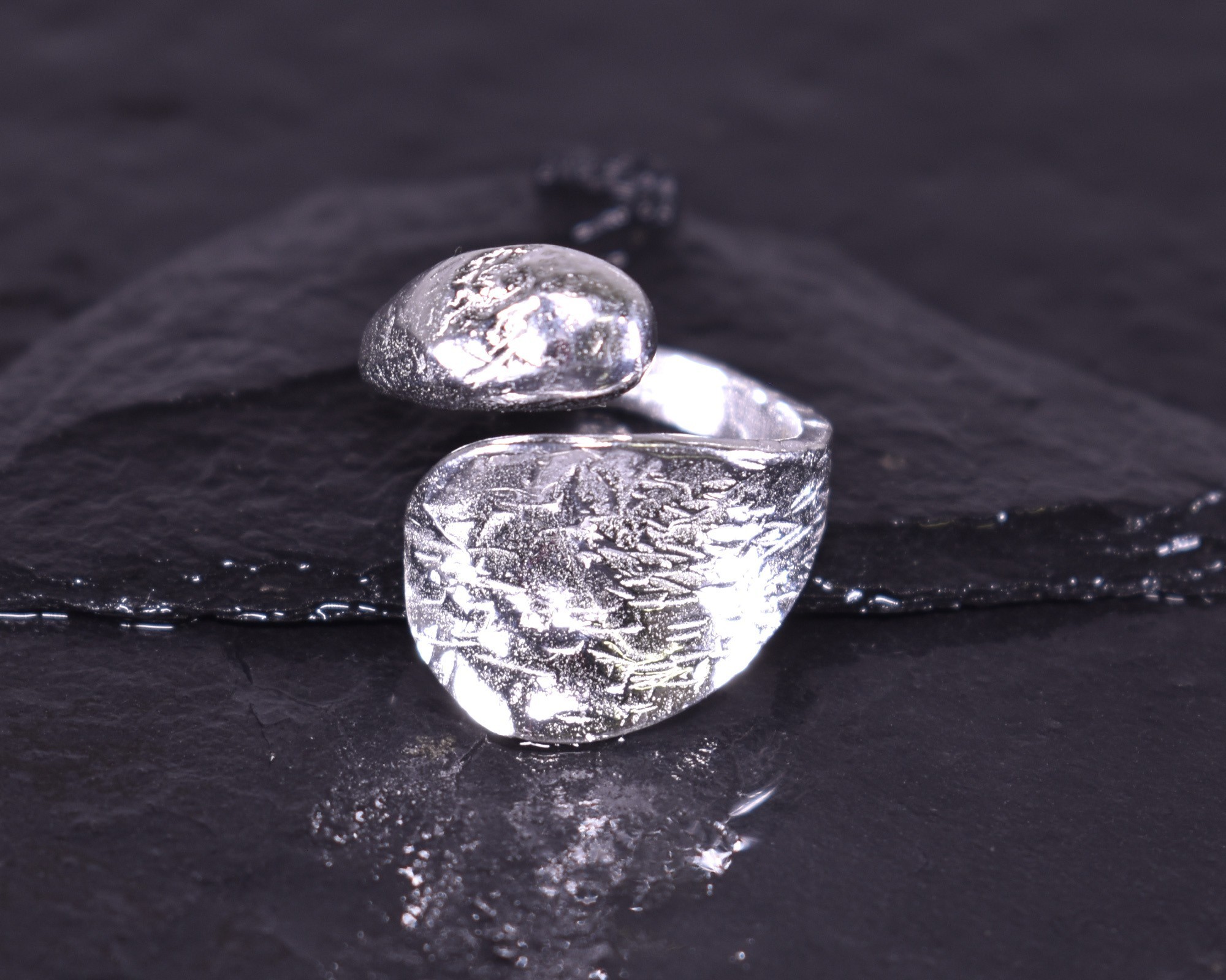 Kunstvoll gestalteter Silberring offen