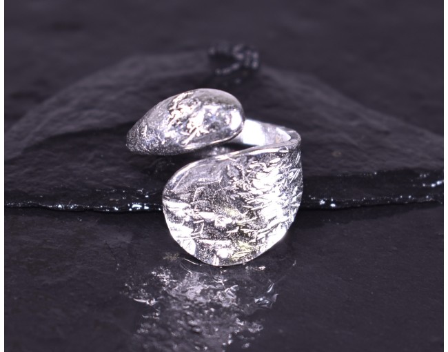 Kunstvoll gestalteter Silberring offen