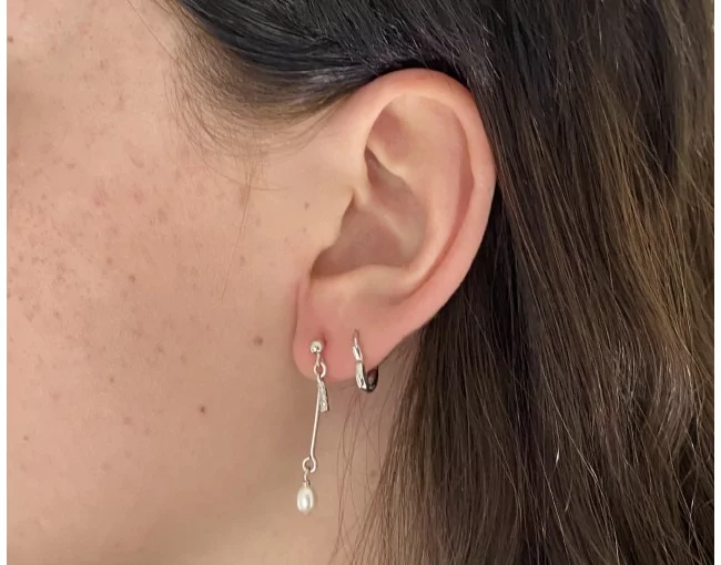 Langer Silberohrstecker mit Perle