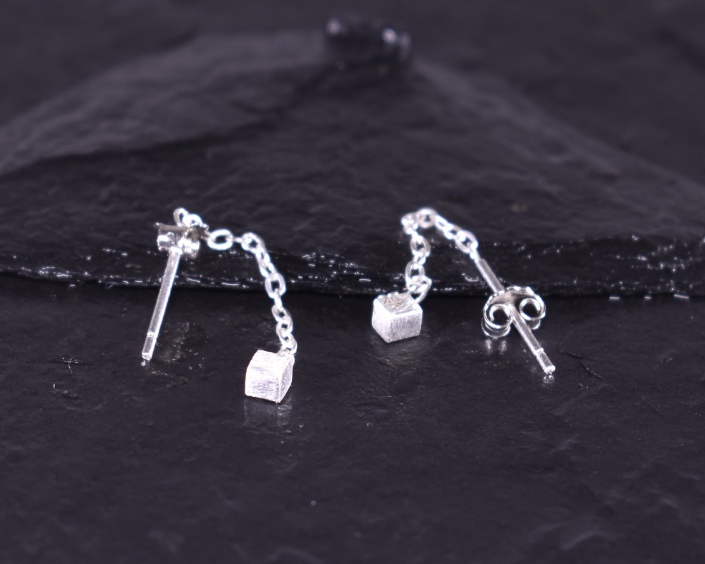 Langer Silberohrhänger mit kubischem Zirkonstein