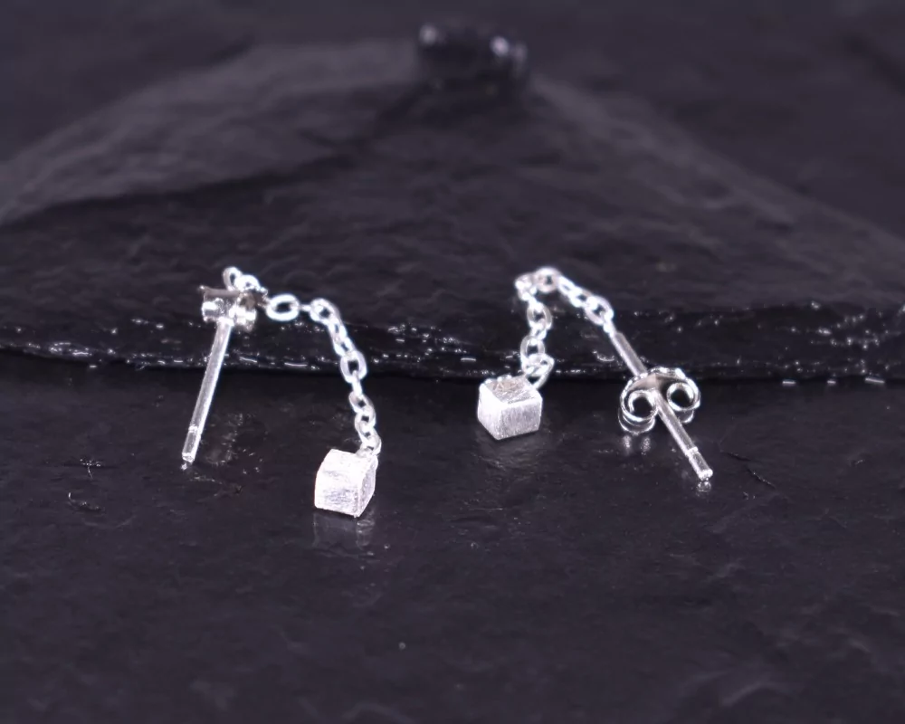Langer Silberohrhänger mit kubischem Zirkonstein