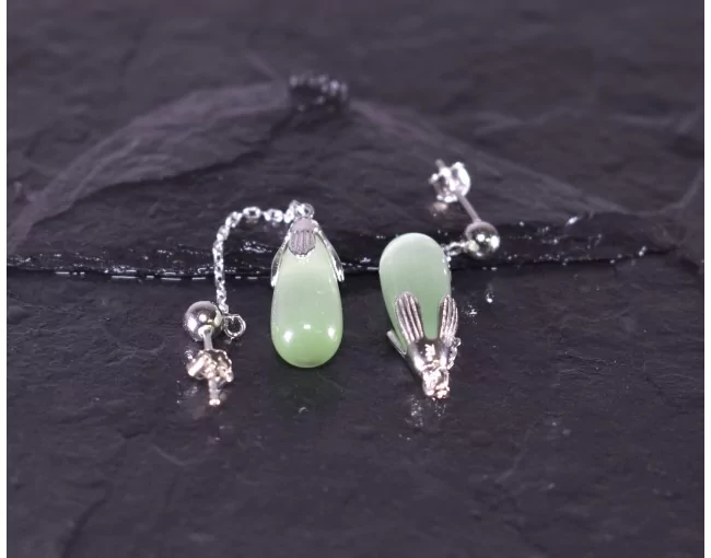 Langkettige Silberohrhänger mit grünem Opal in Tropfenform