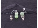 Langkettige Silberohrhänger mit grünem Opal in Tropfenform