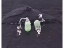 Langkettige Silberohrhänger mit grünem Opal in Tropfenform
